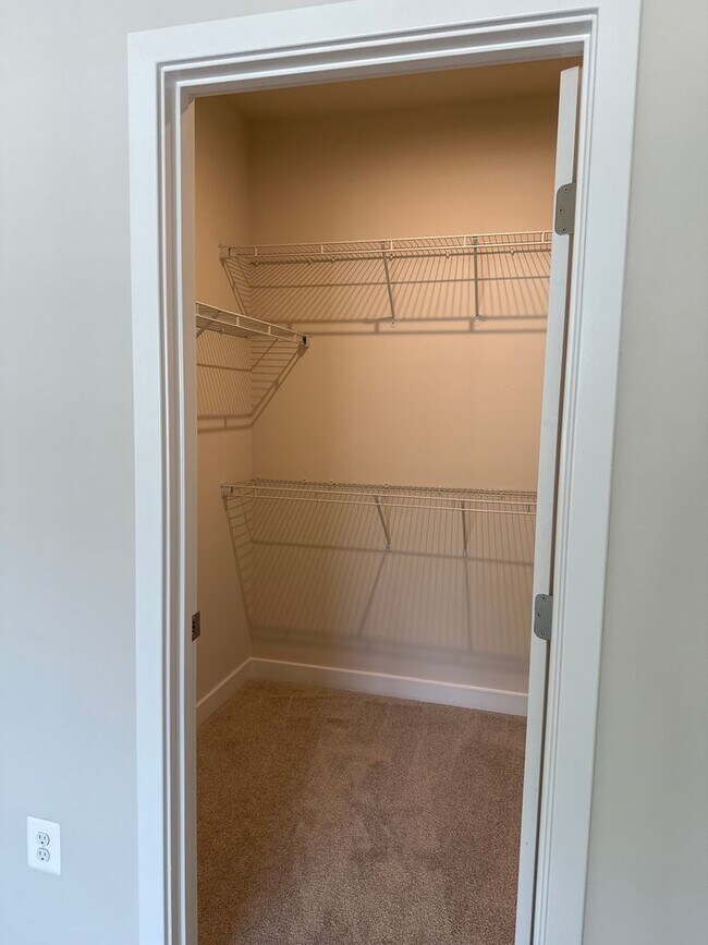 Building Photo - Brand New Build (Never lived in!) END UNIT...
