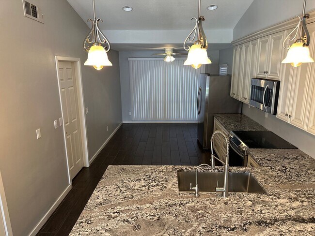 Building Photo - STUNNING 3 bed/2 bath remodel in Chandler ...