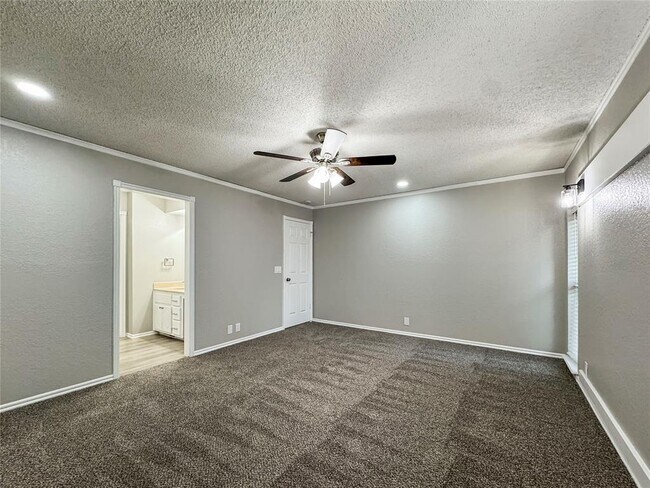 Building Photo - 2108 Shorewood Ln