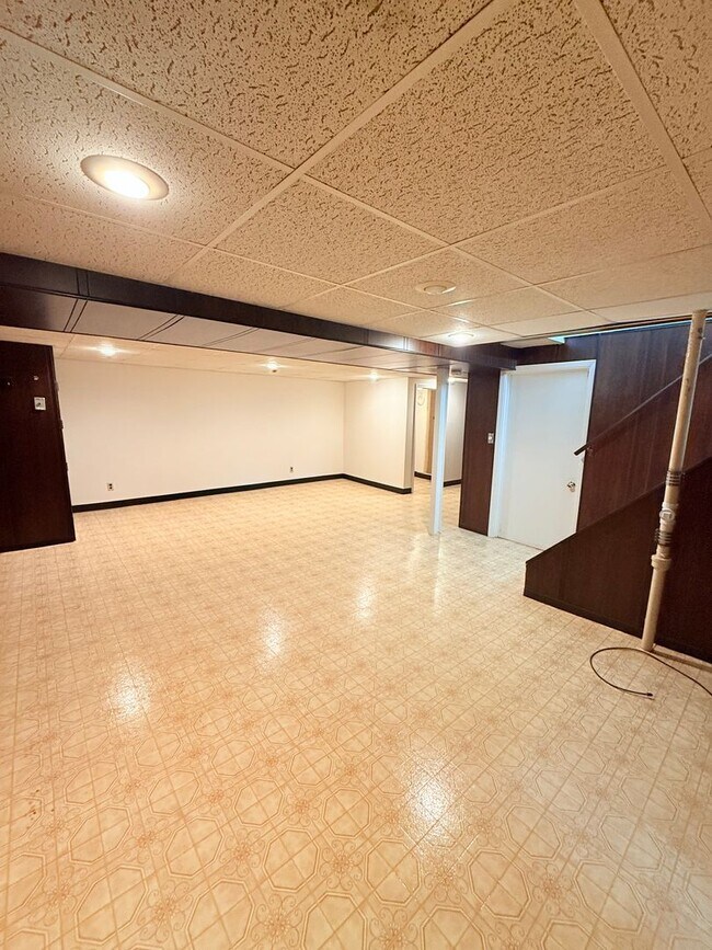 Building Photo - 3 Bedroom 2 BathHome