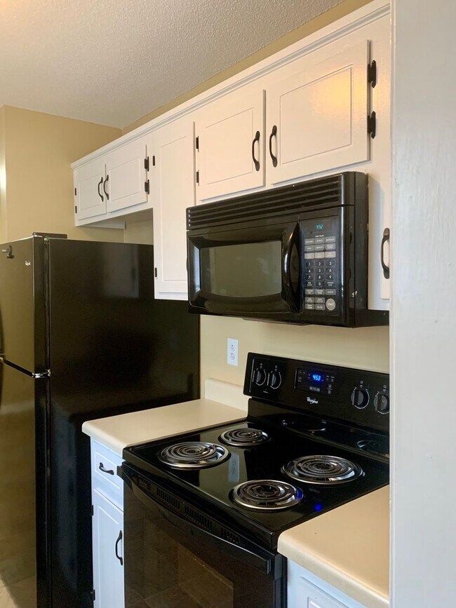 Building Photo - Conveniently Located! Cute home with 3 bed...