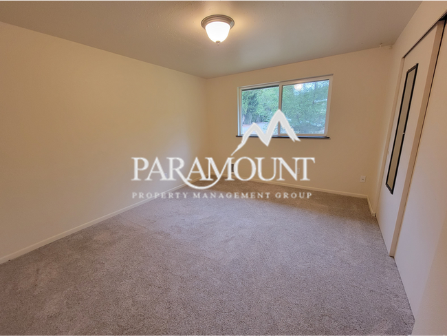 Building Photo - Updated 3 Bedroom Duplex!