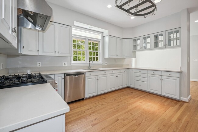 Building Photo - 3525 Williamsburg Ln NW