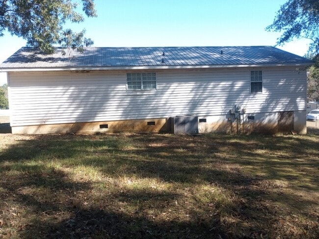 Building Photo - 3 Bedroom 2 Bathrooms