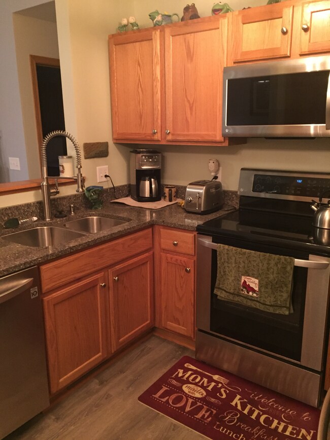 Kitchen - 611 Wellington Dr