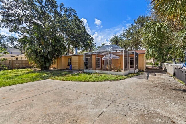 Building Photo - 240 Lyndhurst St