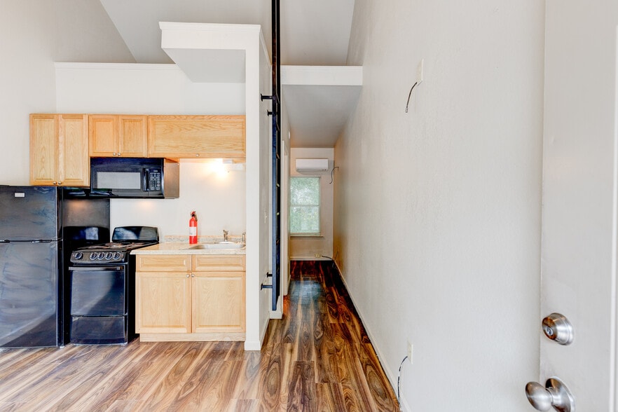 Building Photo - Lenora