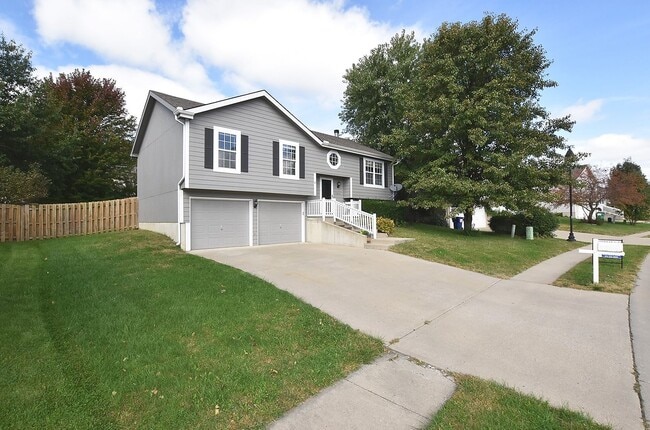 Building Photo - Three Bedroom House in Platte City