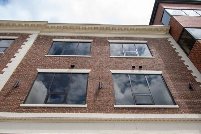 Building Photo - 633-639 Main St