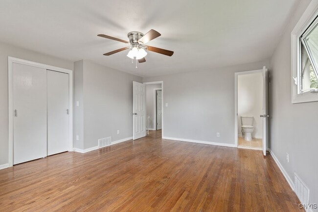Building Photo - 117 Treeland Cir