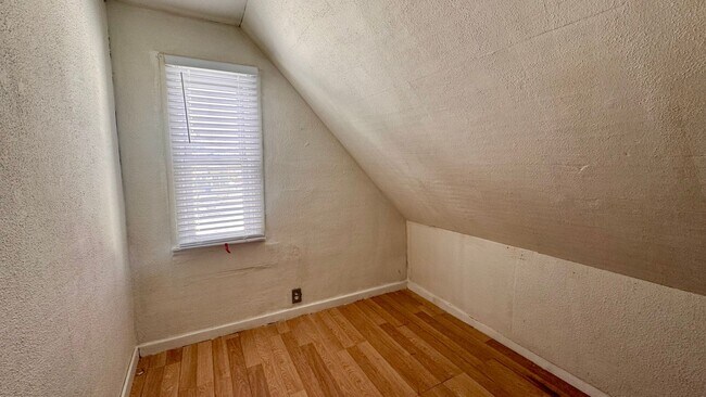 Building Photo - 633 Livingston Ave NE