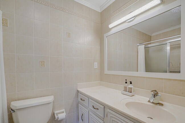 Building Photo - 202 W High Point Terrace