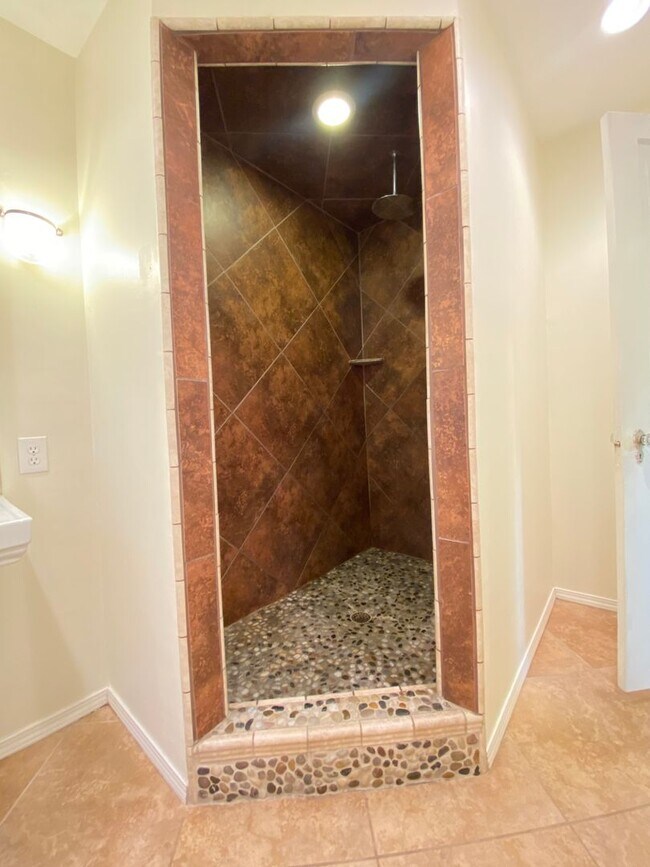 Building Photo - 2 Bedroom 2 Bathroom plus Bonus Room with ALL Appliances Included
