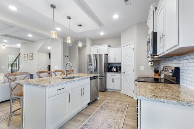 Building Photo - 5 Bedroom Pet Friendly Home For Rent!