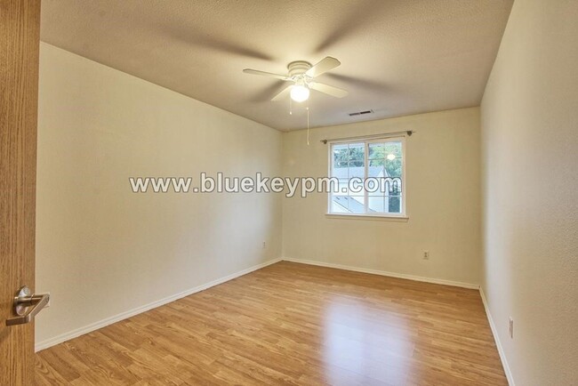 Building Photo - 3 Bed, 2.5 Bath Condo with 1 Car Garage Ne...