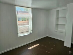 Building Photo - Private Guy Room in 5 bedroom 2 bath triplex