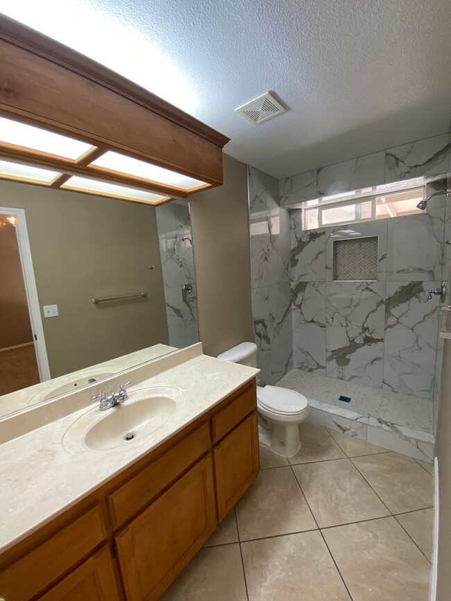 Building Photo - Cozy NW Visalia Home Rent Ready!