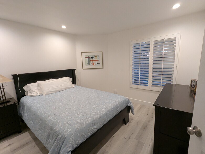 Building Photo - 20 Corsica Dr