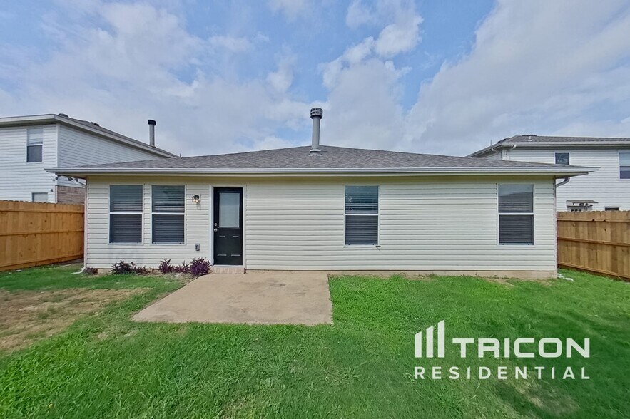 Building Photo - 8769 Garden Springs Dr