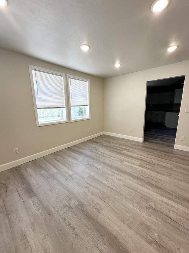 Building Photo - Garden Level Apartment Ready Now!