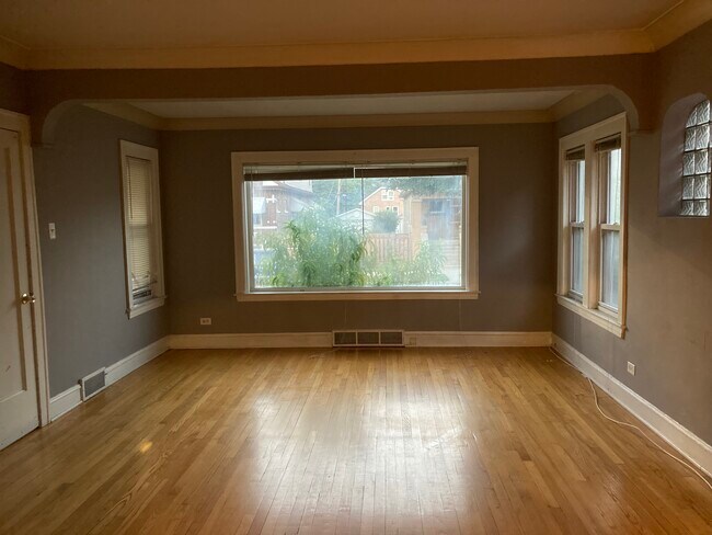 Building Photo - 1620 East Ave