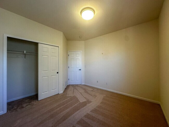 Building Photo - Luxurious Castle Pine living awaits!