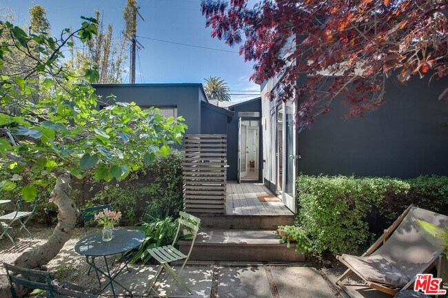 Building Photo - 757 1/2-757 1/2 Milwood Ave