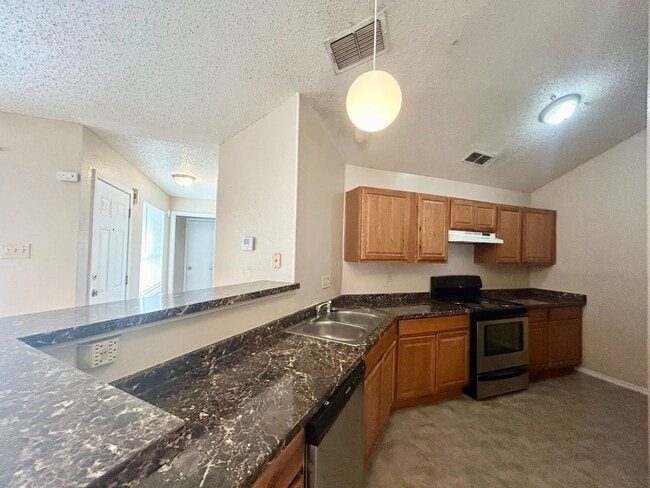 Building Photo - 2 Bedroom 2 bath in BIG COUNTRY GDN HMS