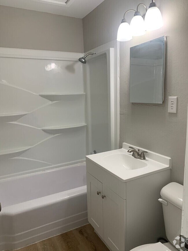 Building Photo - $1095 - 3 bedroom / 1 bathroom - Single Fa...