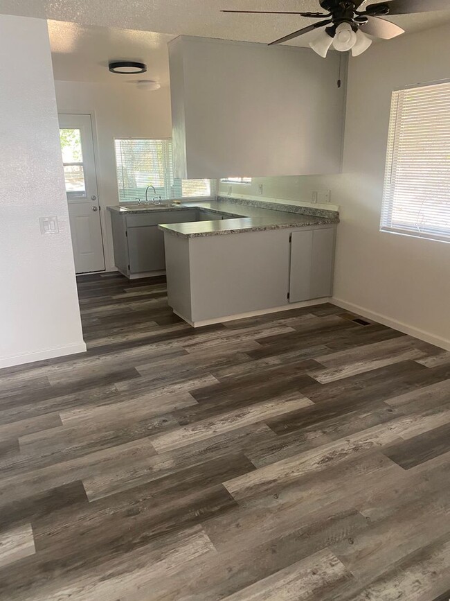 Building Photo - Newly Remodeled 2 bedroom 1 bathroom Duple...