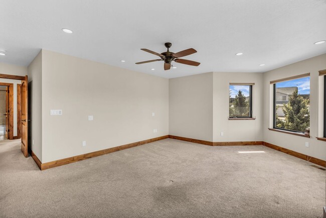 Building Photo - Stunning Mountain Retreat