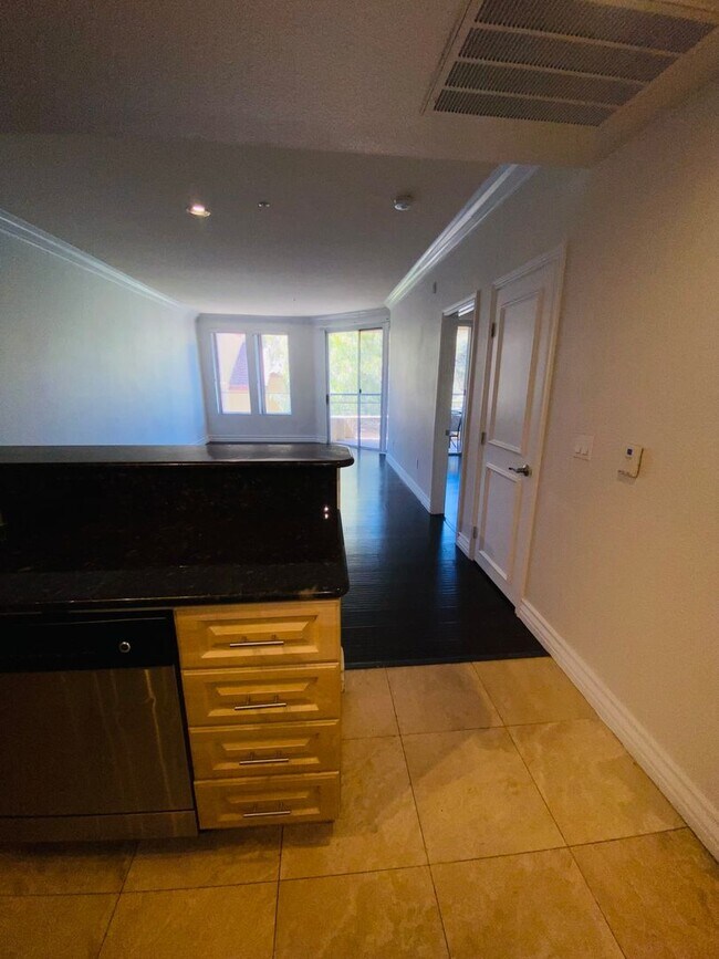 Building Photo - Beautiful, unfurnished luxury condo at the...