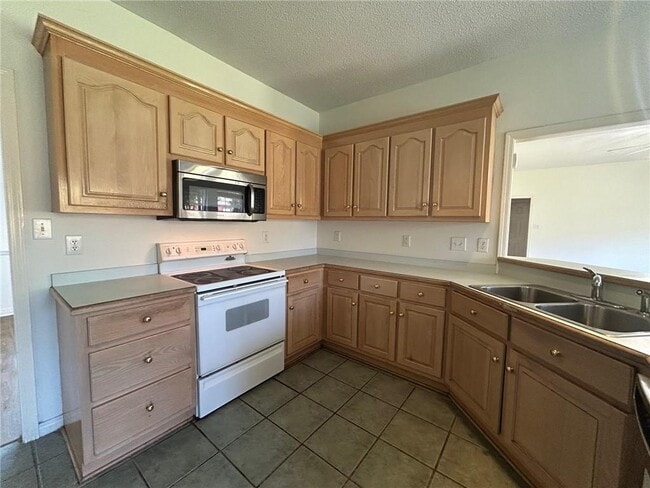Building Photo - 5463 Henning Dr W