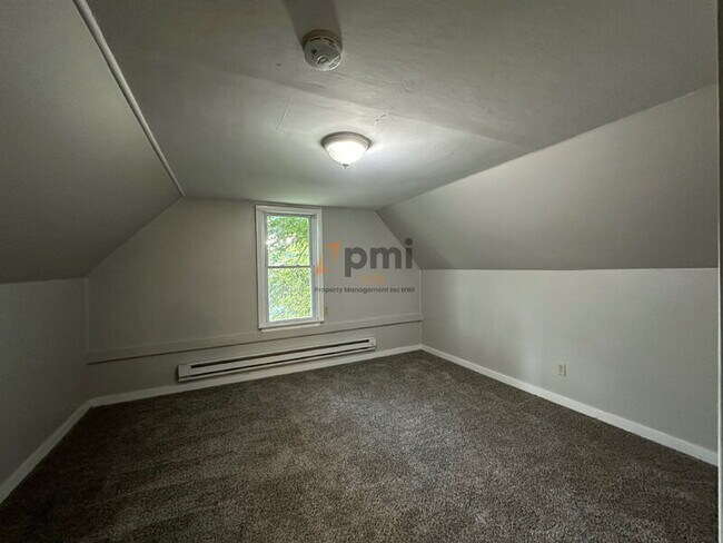 Building Photo - 2122 Elston St