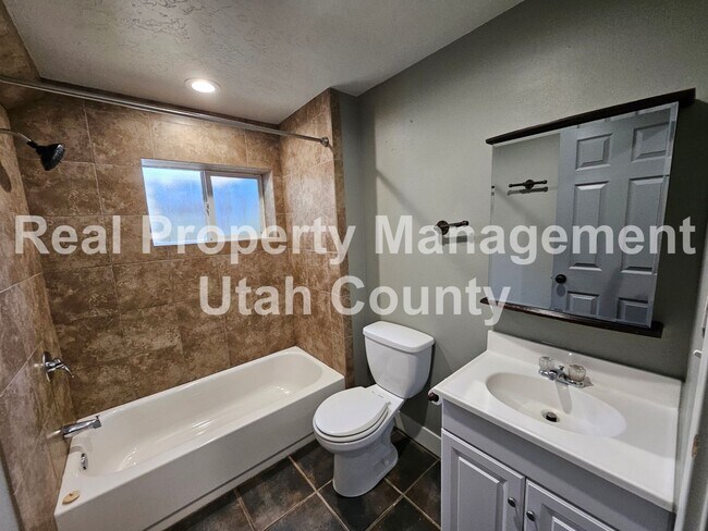 Building Photo - Townhome in Orem 3 bedroom 3.5 bathrooms