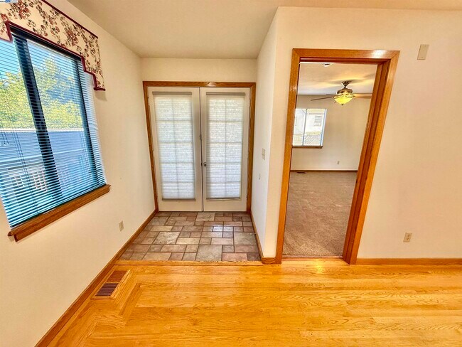 Building Photo - 252 Stoakes Ave