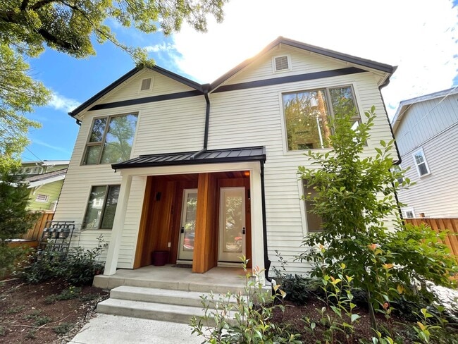 Primary Photo - Stunning Townhome-Style Unit with Washer/D...