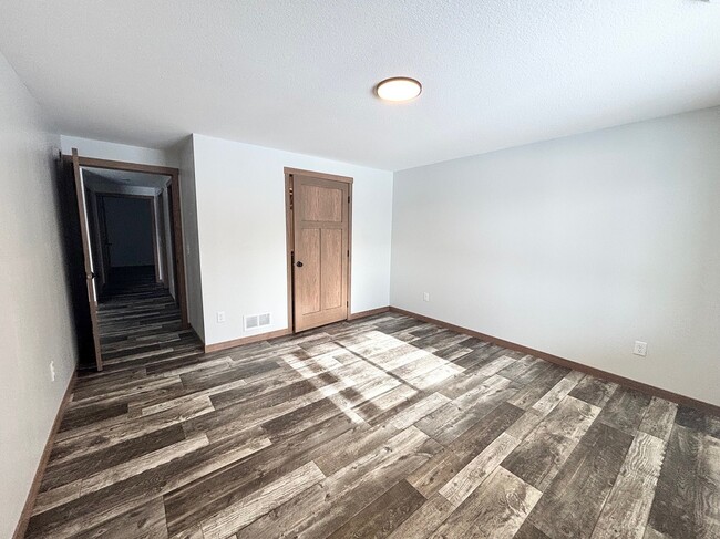 Building Photo - 577 Main St W