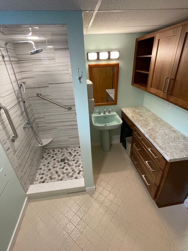 Large bathroom - 3923 Hardt Dr