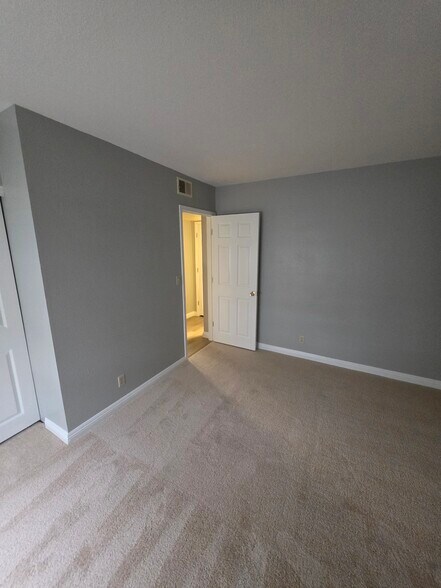 Building Photo - 5098 River Glen Dr