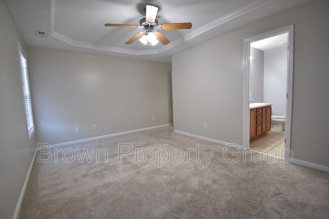 Building Photo - 5609 Thackeray Dr