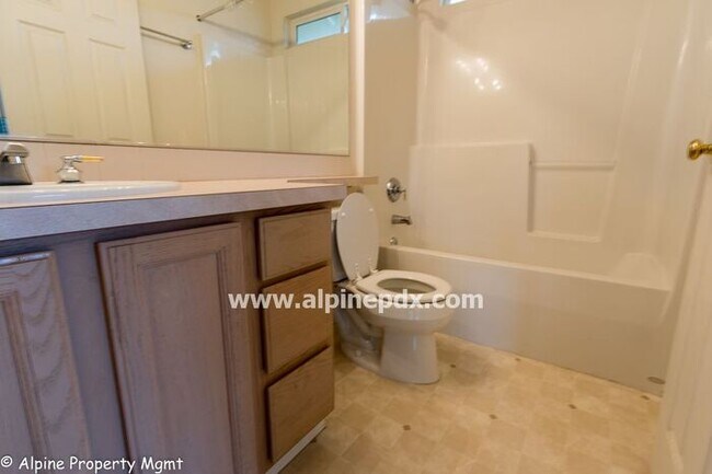 Building Photo - Great 2nd Floor Studio/Carriage House at O...