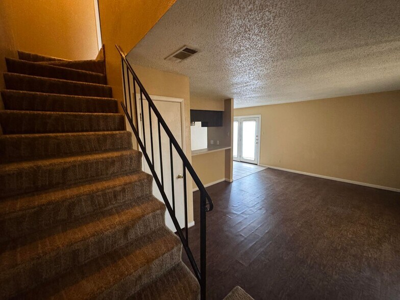 Building Photo - 1102 Covey Ln