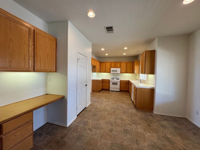 Building Photo - Spacious 4 Bedroom Home in Victorville