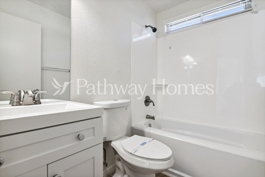 Building Photo - 15212 N 85th Dr