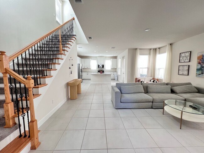 Building Photo - Gorgeous Furnished Home in Winter Garden!