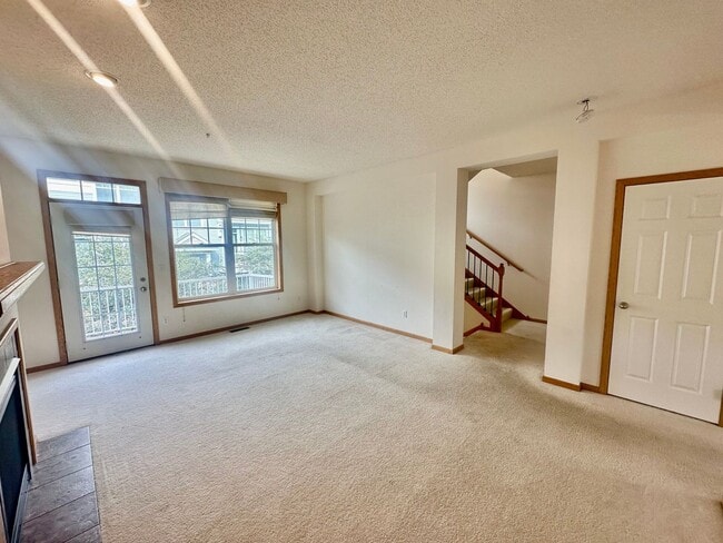 Building Photo - Gorgeous X-Large 4 Bedroom Townhome in Maplewood!