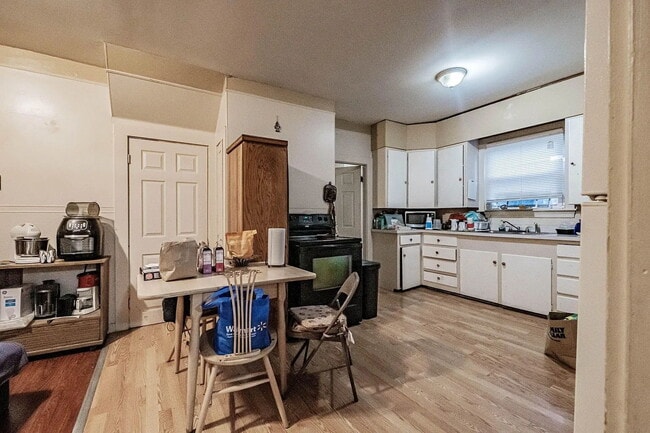 Building Photo - Charming 1–2 Bedroom Apartment – Heated Floors & In-Unit Laundry | Westbrook