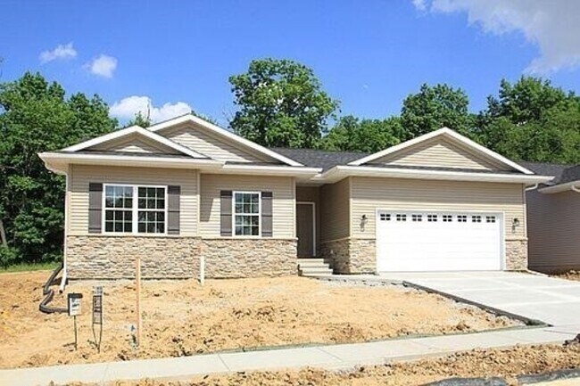 Building Photo - 4 Bedroom Home in Mackinaw Village