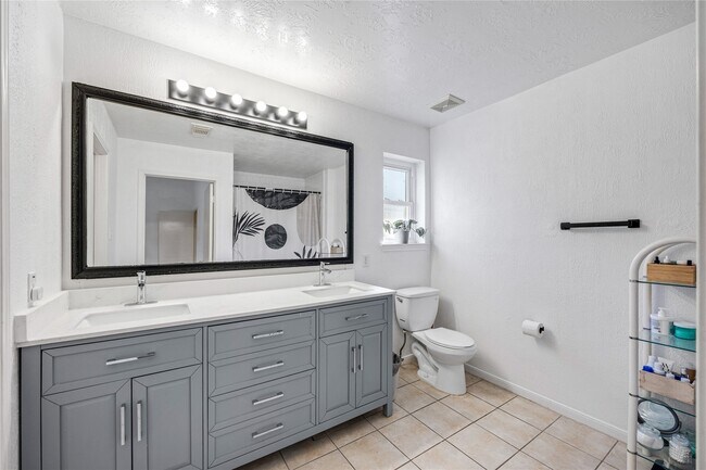 Building Photo - 16406 Cypress Valley Dr